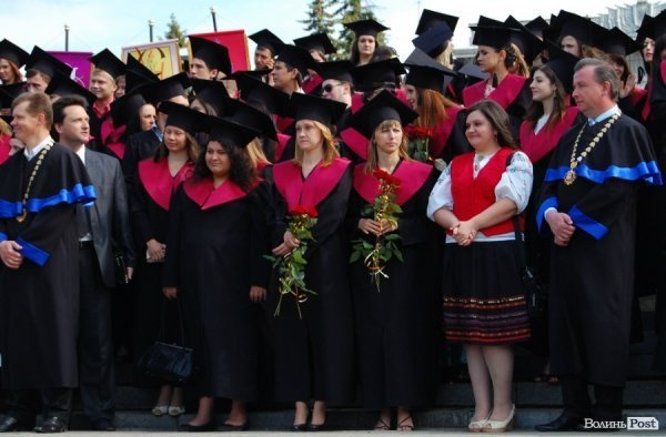 У Волинському національному університеті вітали магістрів