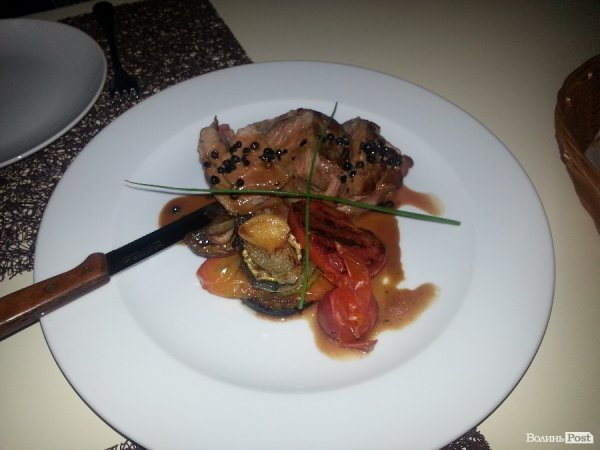 Філе «Міньйон» з овочами гриль та соусом Пеппер. Фото автора