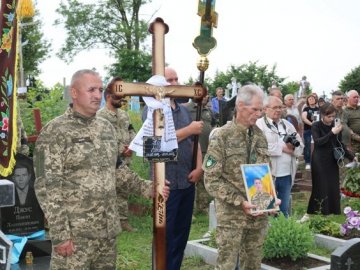 Матір не змогла вирватися з окупації на похорон сина: на Волині поховали Героя Олексія Кашубу