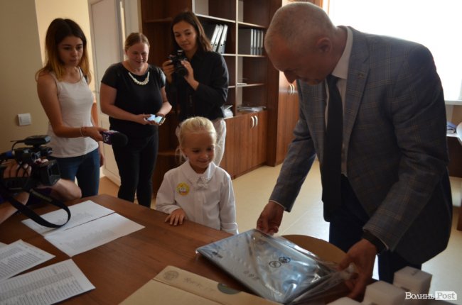 Президент подарував ноутбук луцькій школярці