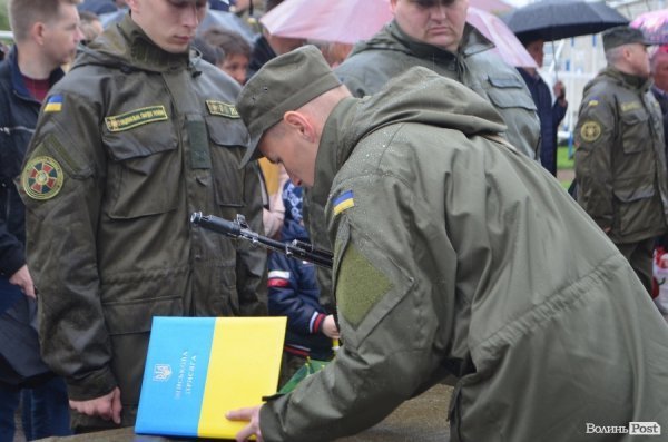 У Луцьку складали військову присягу під дощем