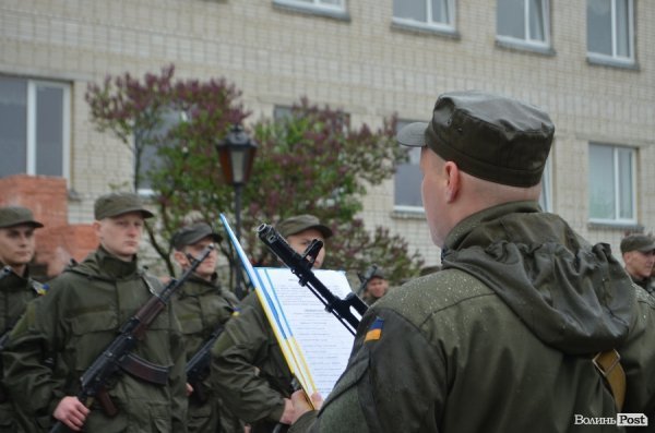 У Луцьку складали військову присягу під дощем