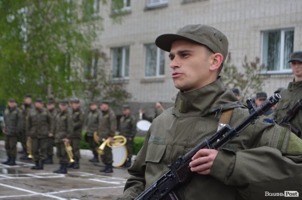 У Луцьку складали військову присягу під дощем