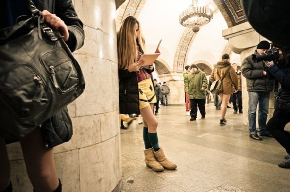 Півсотні людей проїхалося в київському метро без штанів. ФОТО. ВІДЕО