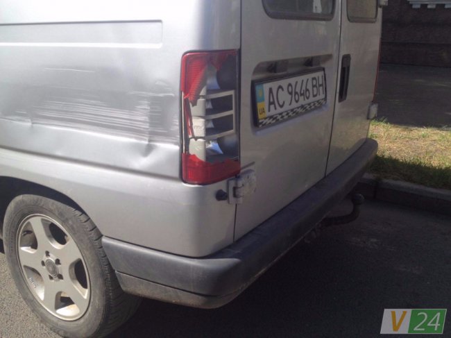 У Луцьку Peugeot «врізалося» в припарковане авто