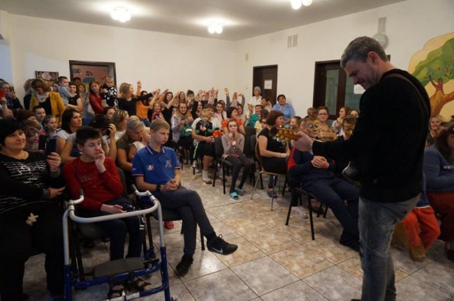 Арсен Мірзоян розважав діток, які лікуються у волинському санаторії. ФОТО