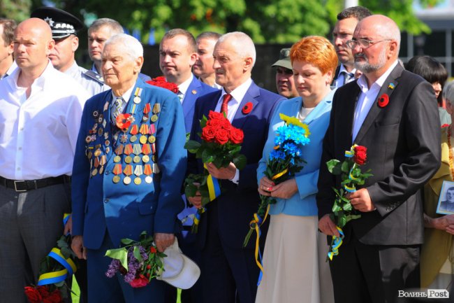 З маками і трояндами: у Луцьку відзначили річницю перемоги над нацизмом. ФОТО