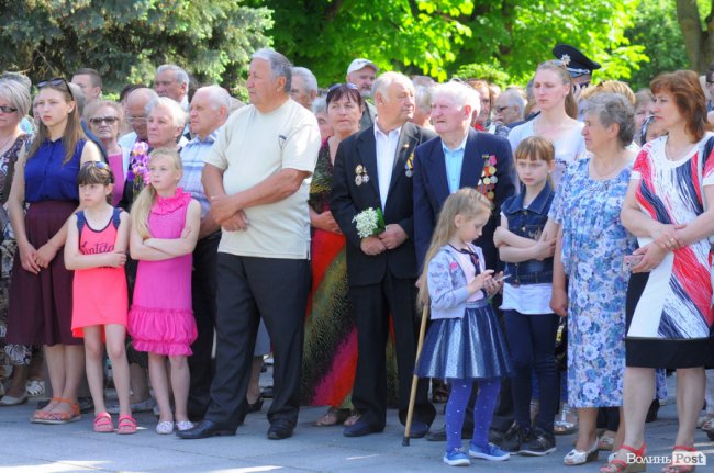 З маками і трояндами: у Луцьку відзначили річницю перемоги над нацизмом. ФОТО