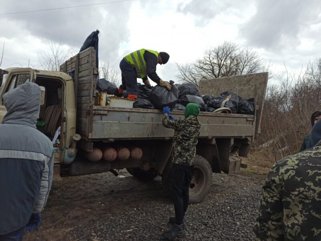 Лучани вийшли на толоку, аби прибрати територію біля Сапалаївки. ФОТО