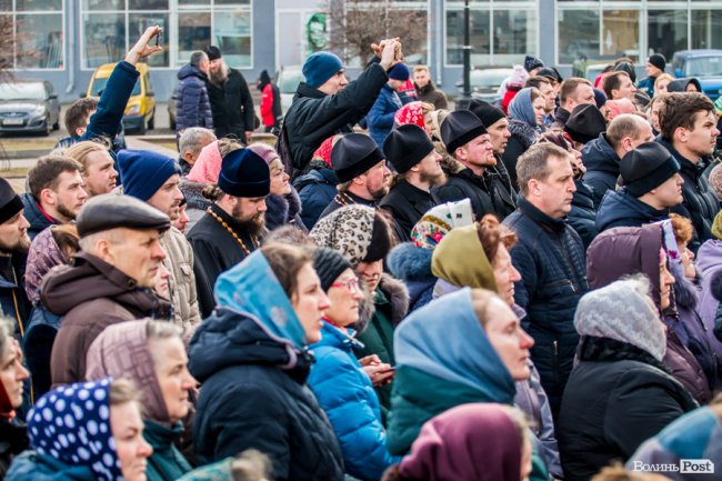 «Силою нашу церкву ніхто не забере»: як у Луцьку прихильники УПЦ (МП) на майдан вийшли. ФОТОРЕПОРТАЖ