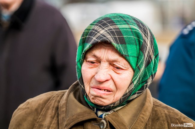 «Силою нашу церкву ніхто не забере»: як у Луцьку прихильники УПЦ (МП) на майдан вийшли. ФОТОРЕПОРТАЖ