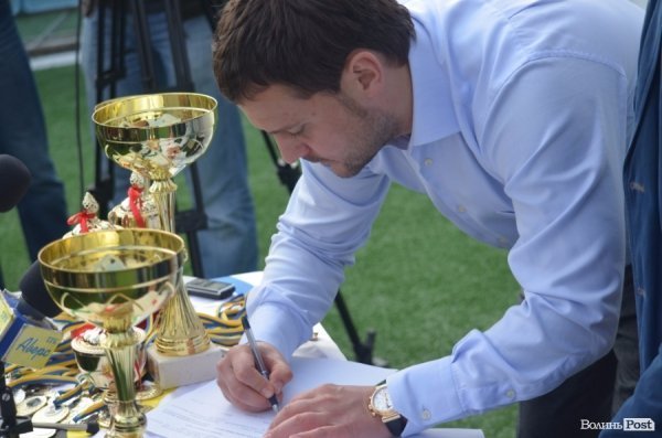 У Луцьку підписали меморандум, який дозволить побудувати стадіон в кожному районі області. ФОТО 