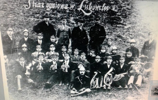 Пожежники з Любомля. В першому ряду четвертий з трубою Шнур Михайло.