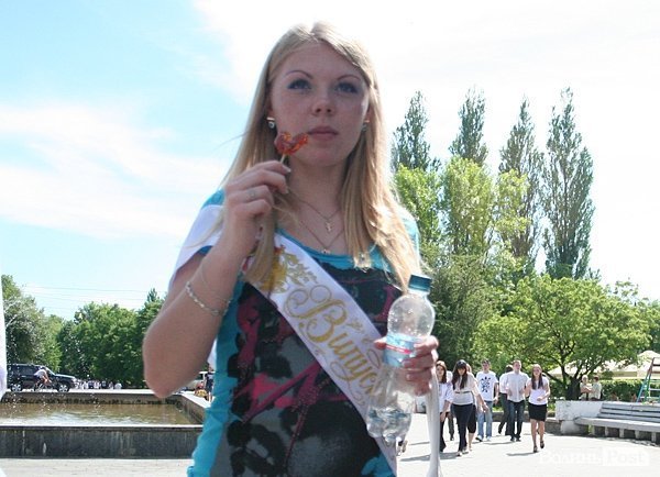 Як луцькі випускники гуляли останній дзвоник