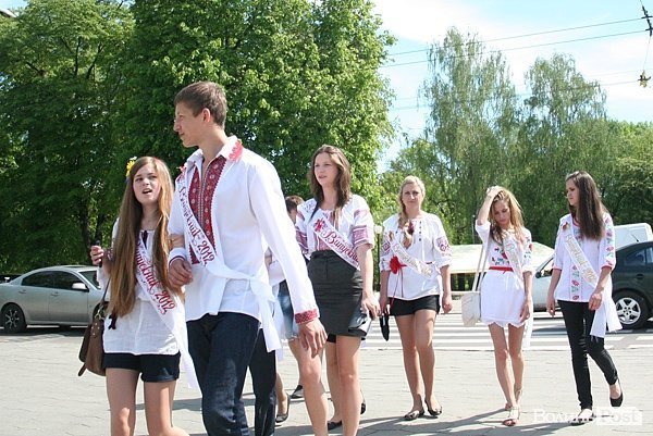 Як луцькі випускники гуляли останній дзвоник