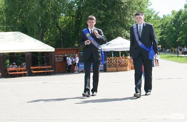 Як луцькі випускники гуляли останній дзвоник