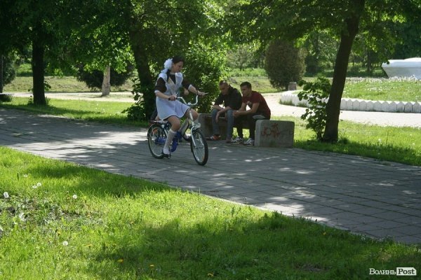 Як луцькі випускники гуляли останній дзвоник