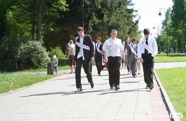 Як луцькі випускники гуляли останній дзвоник