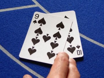 Луцький поліцейський замість перевірки ресторації пішов грати в карти. КУРЙОЗ З МИНУЛОГО