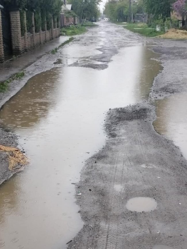 Лучанка показала, як після дощу виглядає вулиця, яку не так давно відремонтували. ФОТО