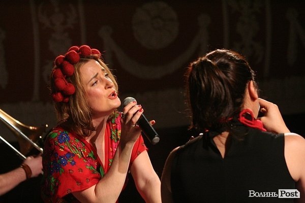 У Луцьку джазмени колядували за Україну. ФОТО