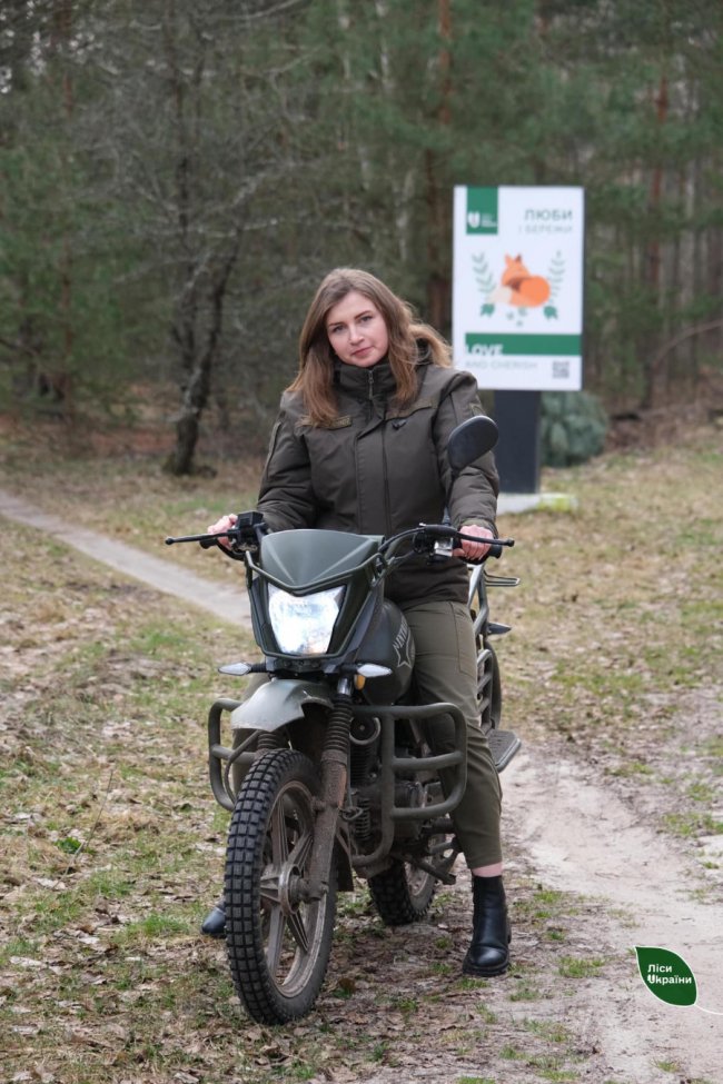 Патрулювання на мотоциклі та контроль роботи колег-чоловіків: історія дівчини-лісівника з Волині