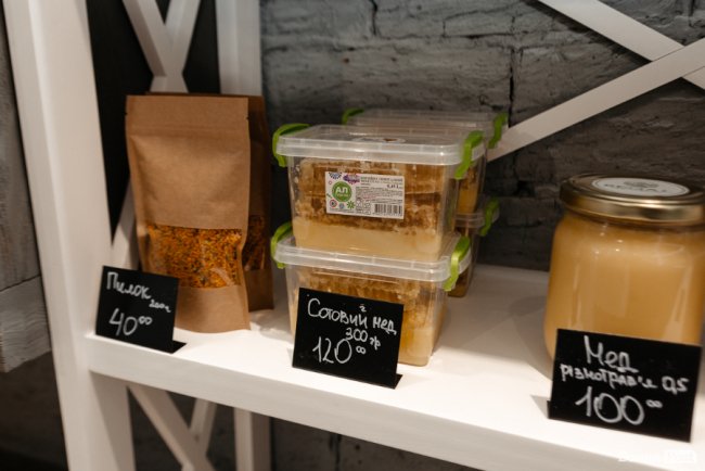 Час небанальних і красивих подарунків: де у Луцьку купити набори із корисних смаколиків*