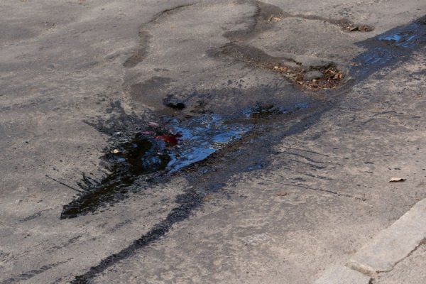 На луцькій дорозі – небезпека через відкритий люк. ФОТО