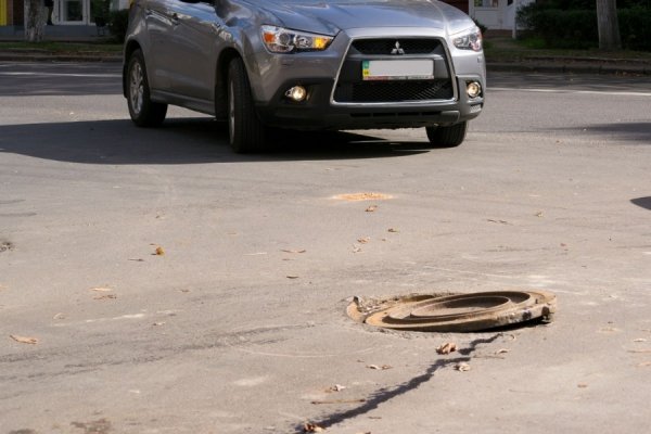 На луцькій дорозі – небезпека через відкритий люк. ФОТО