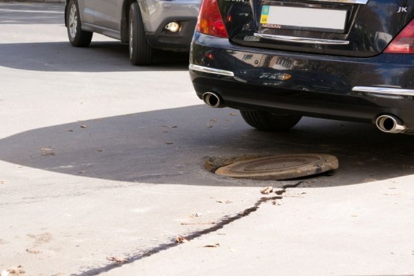 На луцькій дорозі – небезпека через відкритий люк. ФОТО