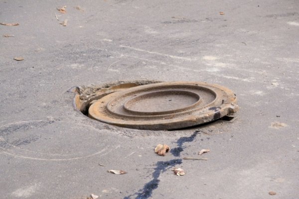 На луцькій дорозі – небезпека через відкритий люк. ФОТО