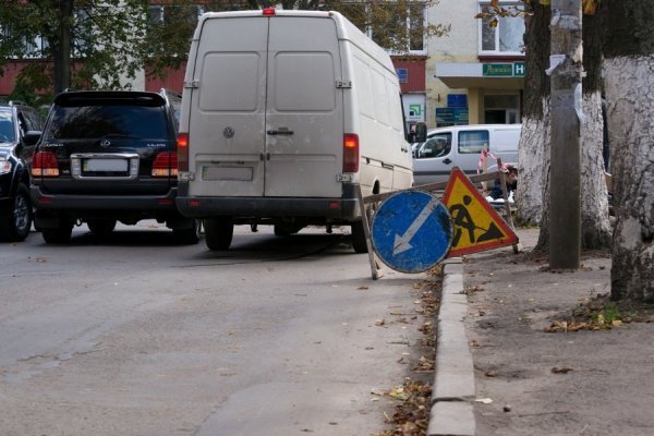 На луцькій дорозі – небезпека через відкритий люк. ФОТО