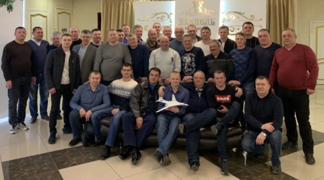 Російський льотчик після удару по «Охматдиту» передав Україні службові документи й фото своїх командирів