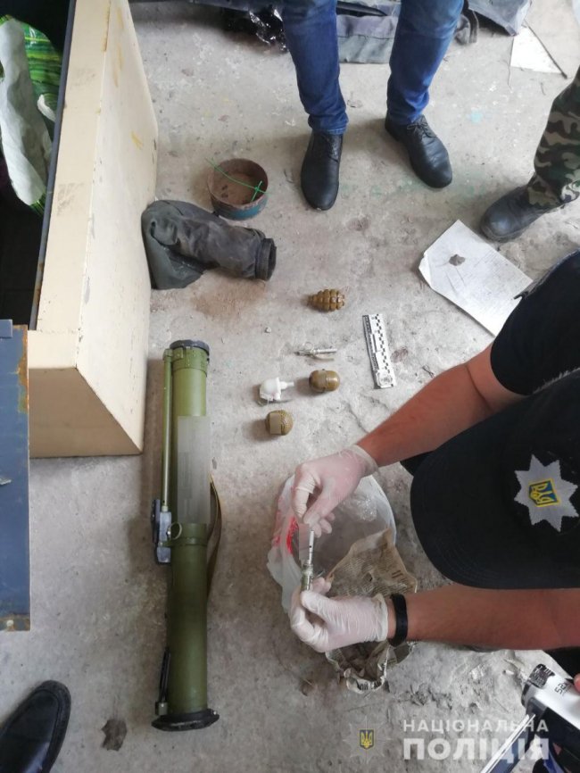 У рівненського підприємця під час обшуку знайшли гранатомет, бурштин та крадений Range Rover. ФОТО  
