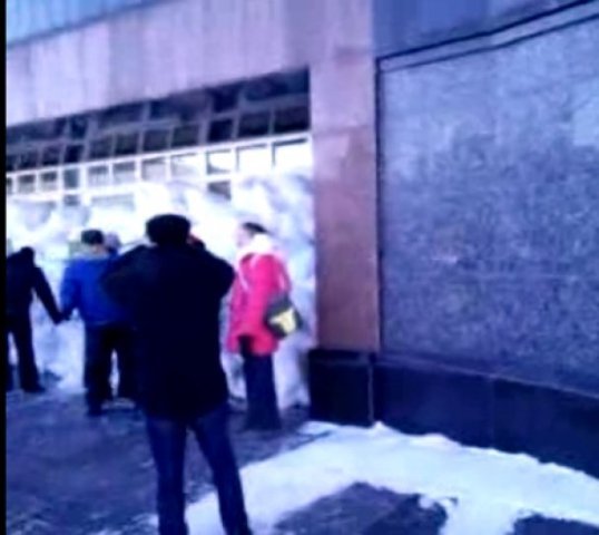 Сумська ОДА в облозі. ФОТО