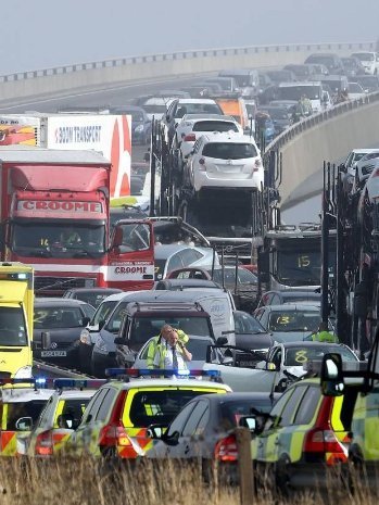 Фото масштабної автоаварії в Англії