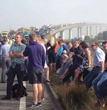 Фото масштабної автоаварії в Англії