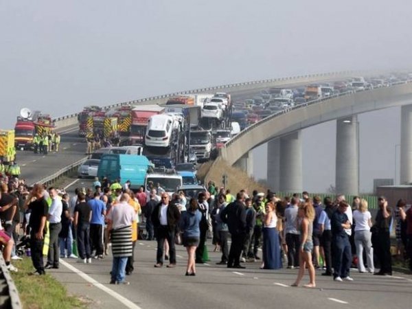 Фото масштабної автоаварії в Англії