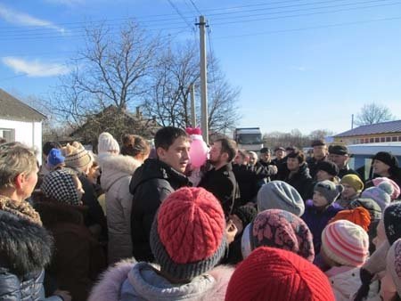 Звільненого з полону бійця на Волині зустрічали «усім районом». ФОТО
