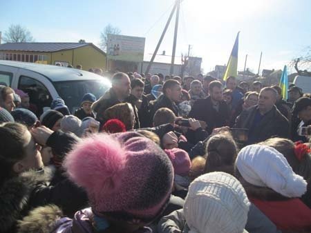 Звільненого з полону бійця на Волині зустрічали «усім районом». ФОТО