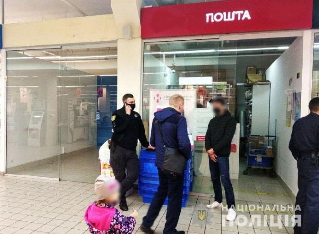 Лучанин замовив iPhone за 26 тисяч, а при отриманні на пошті намагався з ним втекти