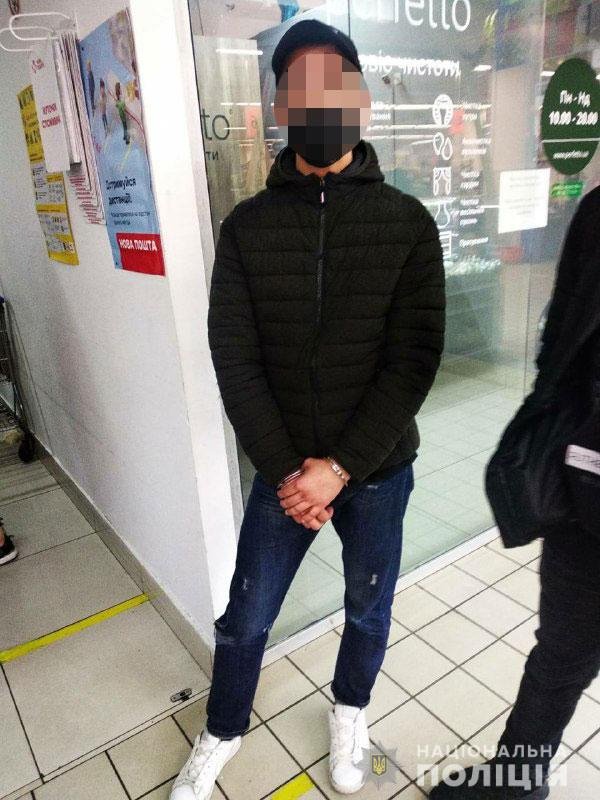 Лучанин замовив iPhone за 26 тисяч, а при отриманні на пошті намагався з ним втекти