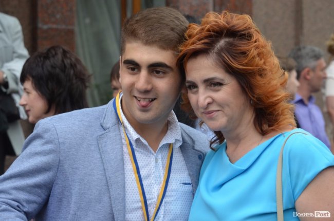 Як у Луцьку колишнім школярам вручали медалі. ФОТО