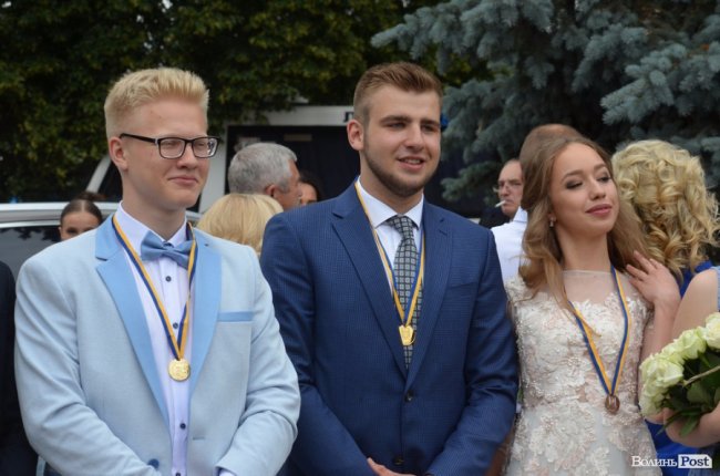 Як у Луцьку колишнім школярам вручали медалі. ФОТО