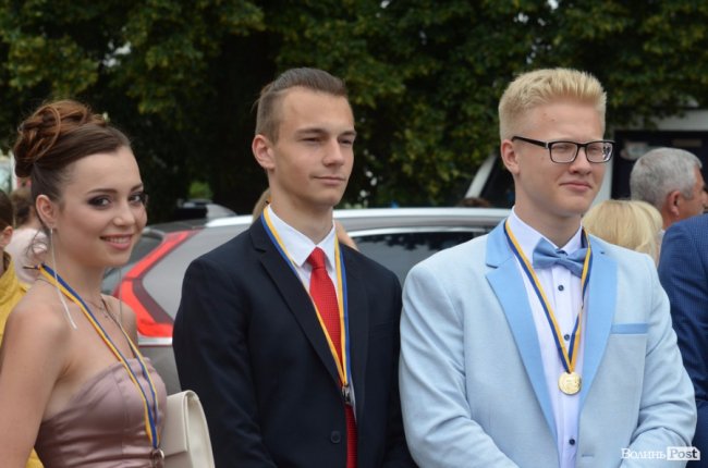 Як у Луцьку колишнім школярам вручали медалі. ФОТО