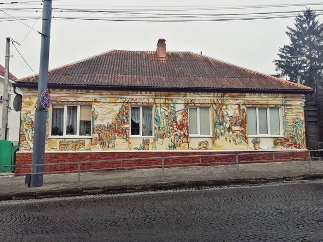 У Луцьку на Богдана Хмельницького креативно розмалювали старий будинок. ФОТО