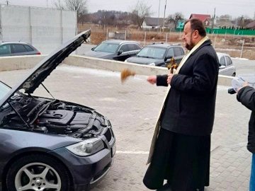 На Волині біля сервісного центру священник освячував автівки.ФОТО