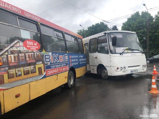На перехресті біля «Лучеська»  – аварія з двома маршрутками. ФОТО
