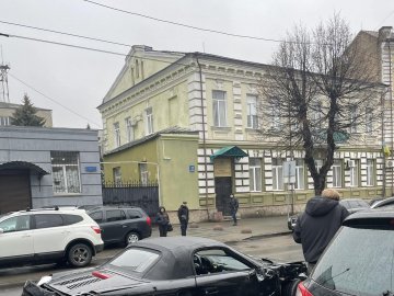 У центрі Луцька – аварія: зіткнулися таксі та спорткар. ФОТО. ОНОВЛЕНО