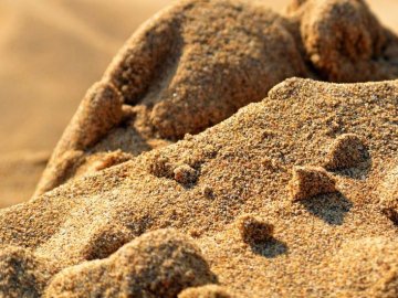 Хлопчик помер до приїзду медиків: на Львівщині дитину засипало піском